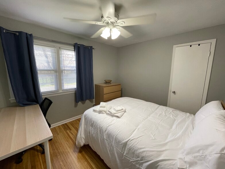 Bedroom 3 full/Queen bed with work space - 68 Stanford Rd W