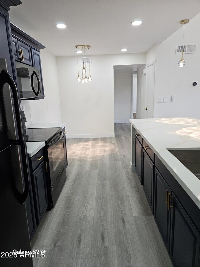 Building Photo - 623 W Guadalupe Rd