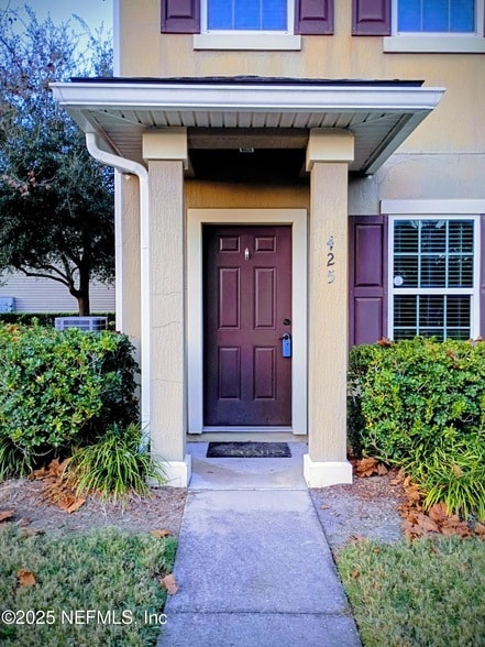 Building Photo - 425 Oasis Ln