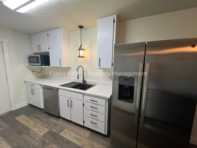 Building Photo - 10230 N Hillview Dr