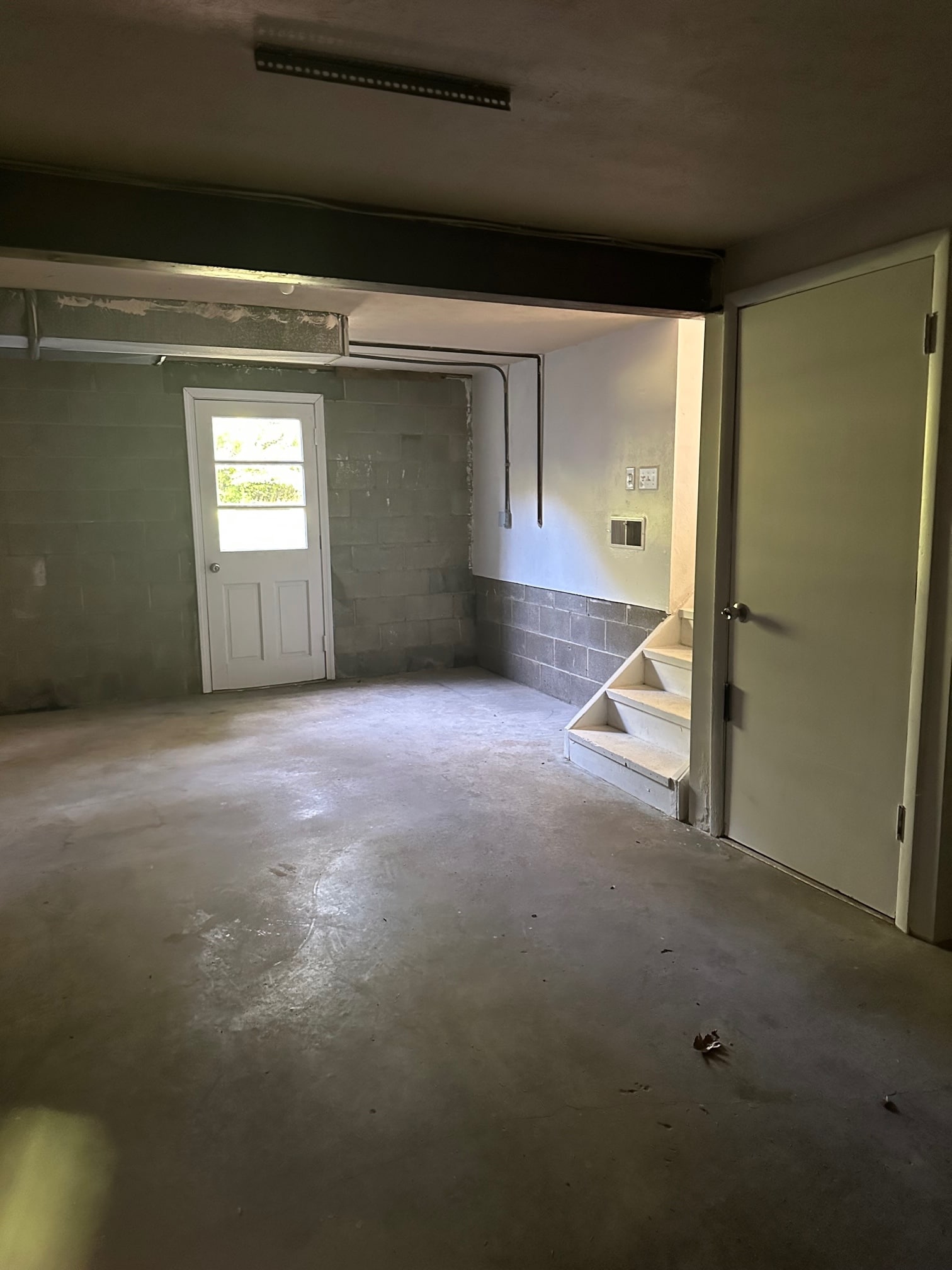 garage - 4095 Karry Dr