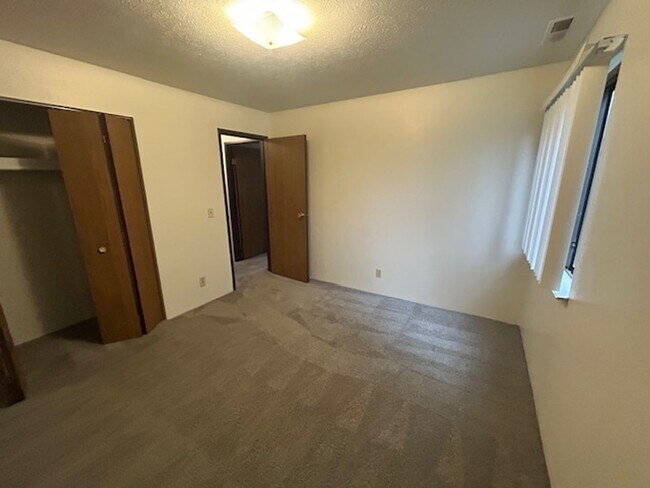 Building Photo - 2 bedroom 1 bath, middle floor apartment w...