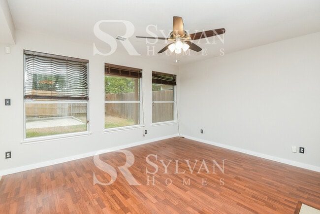 Building Photo - Spacious 4 bedroom 2.5 Bath Home for You