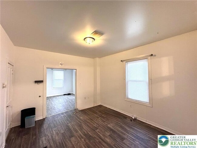 Building Photo - 527 Bradley St