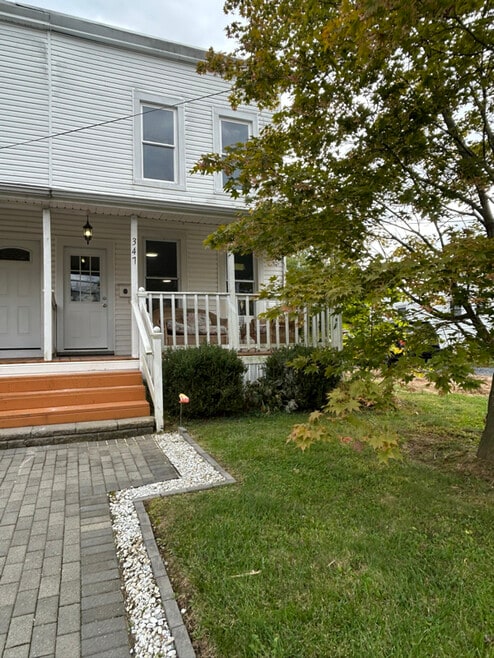 Building Photo - 347 W Woodland Ave