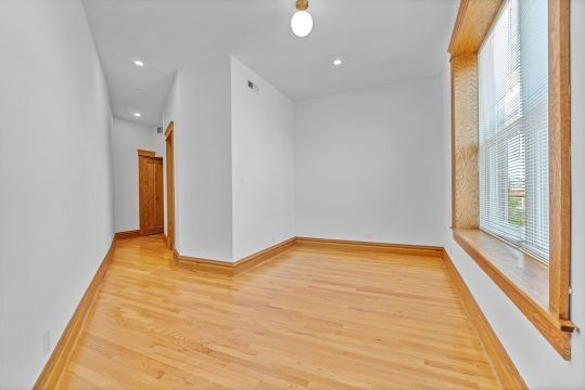 Building Photo - 3406 N Sheffield Ave