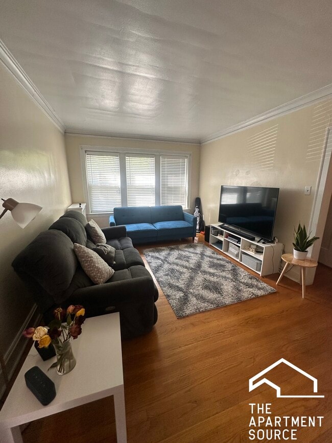 Building Photo - 2416 W North Shore Ave