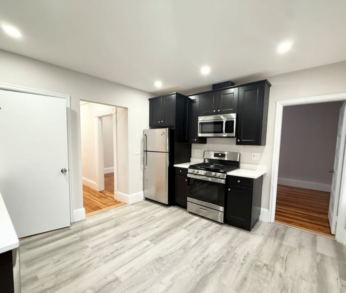 Primary Photo - 71 Saxton St