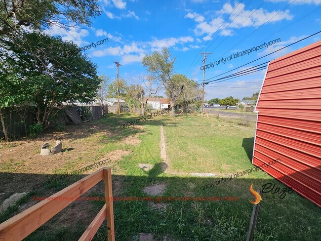 Building Photo - 2-Bedroom House with Large Backyard