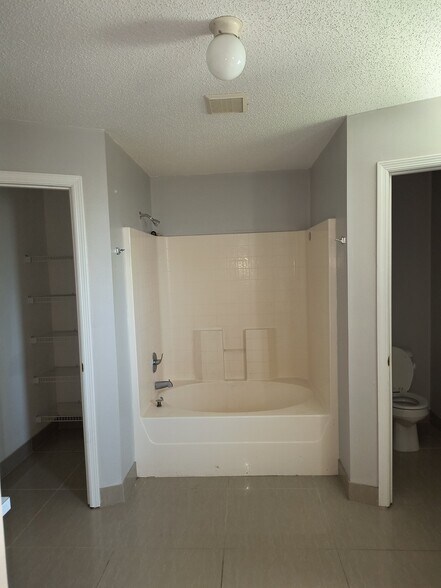 MASTER BATH ROOM - 925 SW Gwendolen Ter