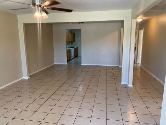 Building Photo - Charming 3-Bed, 2-Bath Home with Fenced Ya...