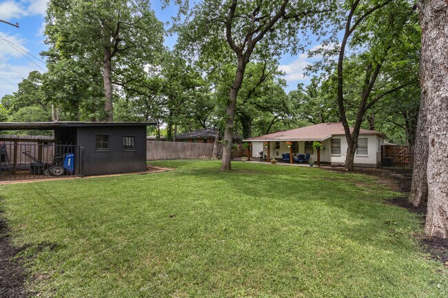 Building Photo - 1404 Bluebonnet Trail