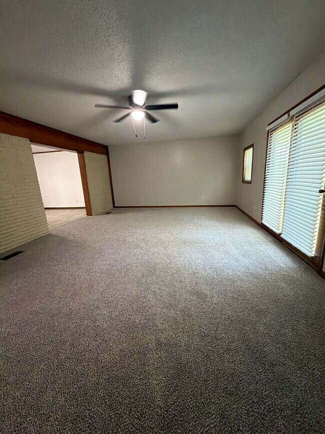 Building Photo - Newly Updated! Available Now! A Perfect Family home-  in HUMBOLDT TN!