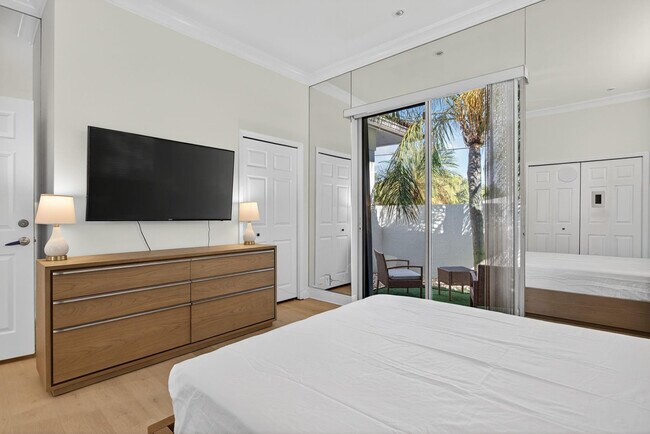 Building Photo - 513 S Riverside Dr