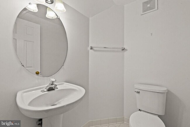 Building Photo - 13044 Town Commons Dr