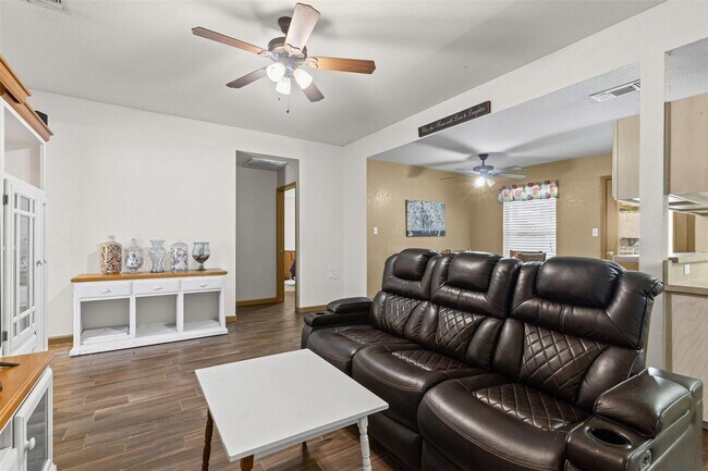 Building Photo - Welcome to this inviting 3-bedroom, 2-bath...