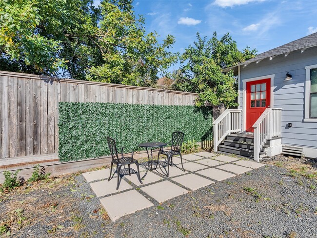 Primary Photo - 4730 Bell St