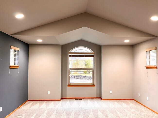 Building Photo - In town Poulsbo...close to everything! Bri...