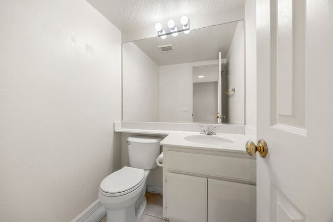 Building Photo - 631 S Glenhurst Dr