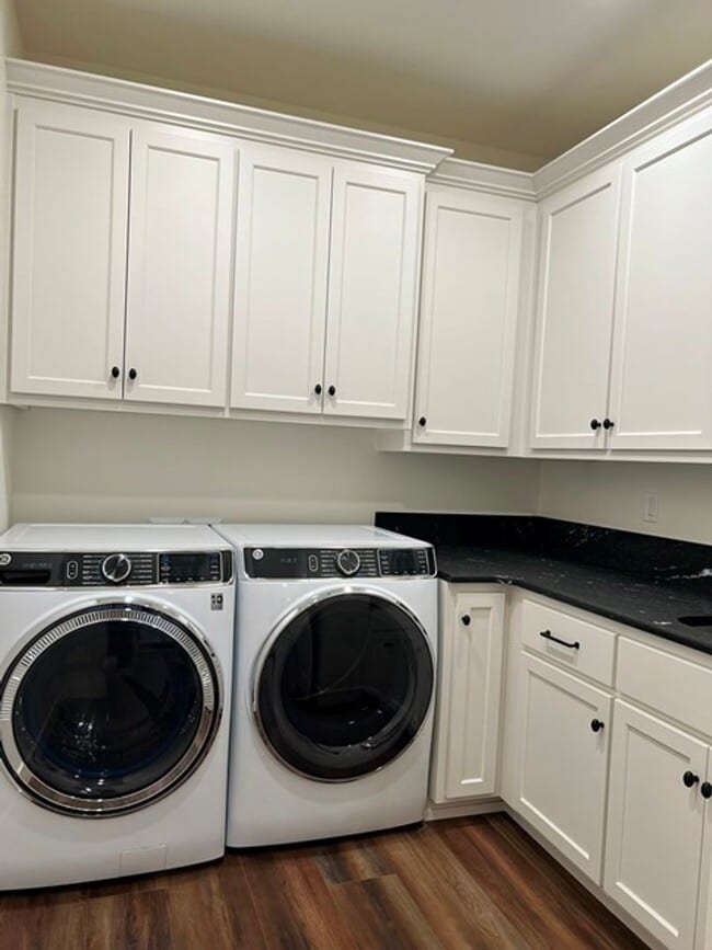 Building Photo - 3Bd/2Ba Single Story House - Available to ...