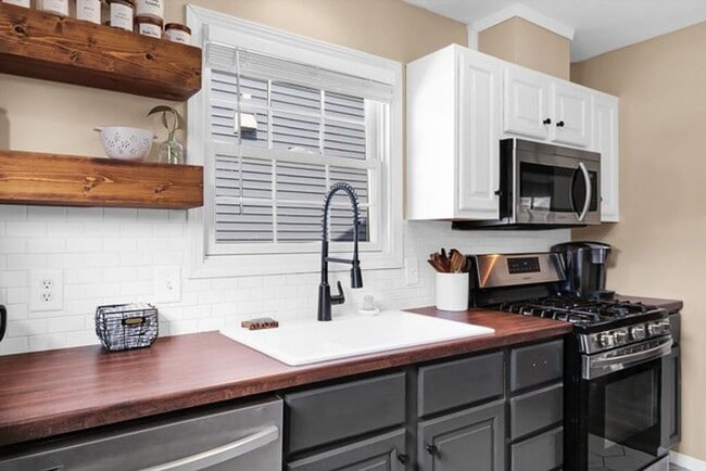 Building Photo - 3 Bedroom house with Finished Basement - Available August 2026