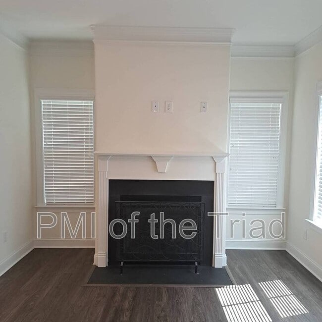 Building Photo - 811 Silver Leaf Dr