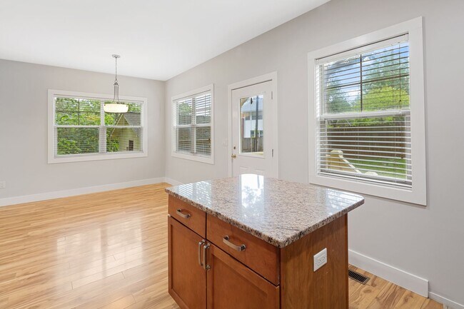 Building Photo - Modern Kenilworth Home