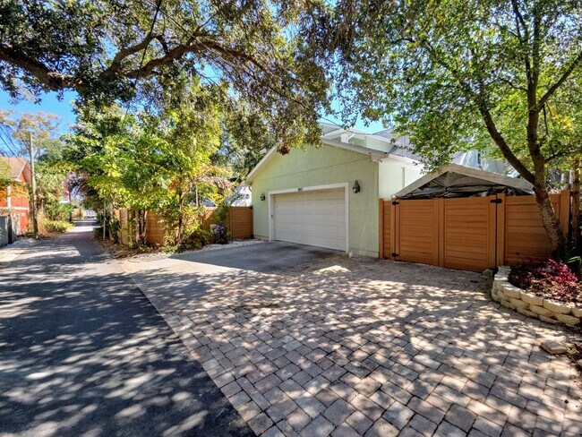 Building Photo - 857 10th Ave S