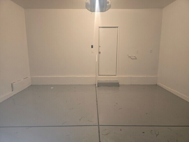 Building Photo - NEWLY REMODELED TOWN HOME IN HENDERSON AWA...
