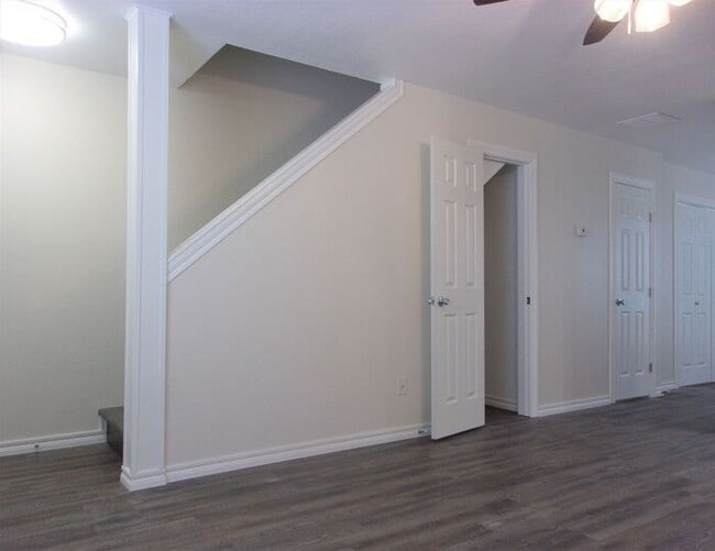 Building Photo - 2 BED 1.5 BATH TWO STORY TOWNHOUSE- WARR A...
