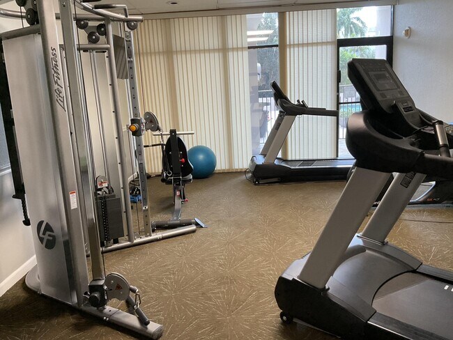 Building Photo - 2425 Presidential Way