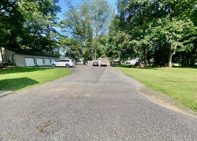 Building Photo - SPACIOUS 4 BED/2 BATH HOUSE-Luxury Vinyl F...