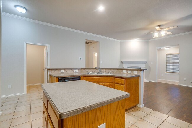 Building Photo - Beautiful Corner Lot Home in North Arlington-  3 Bed, 2 Bath- Ready for New Tenants- Arlington ISD