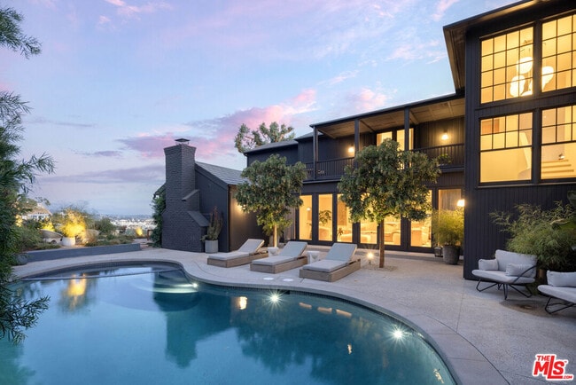 Building Photo - 8673 Hollywood Blvd