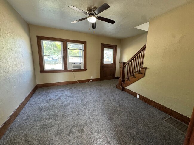 Building Photo - 2 Bed, 1 Bath Townhome Across from Stephen...