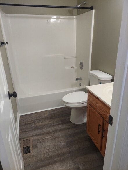 Full Bathroom - 133 Shearer St