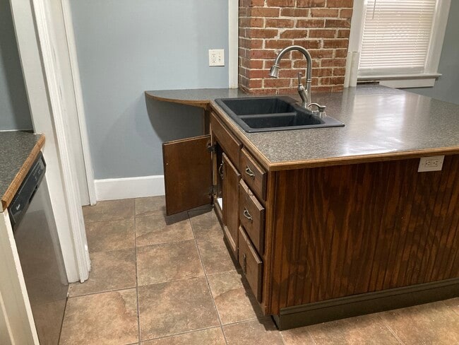 Building Photo - 3327 Wyandotte St