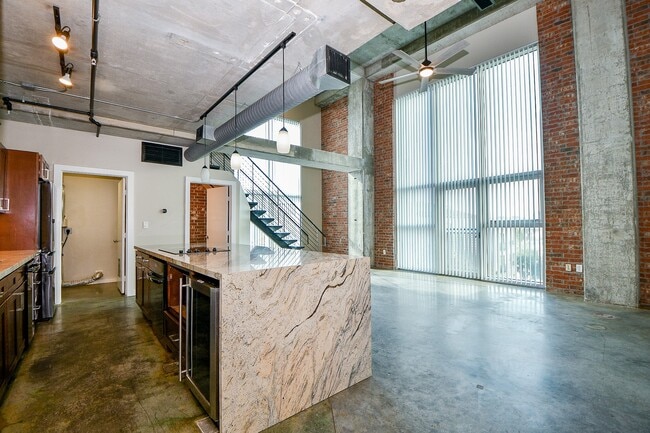 Building Photo - 2000 Bagby St