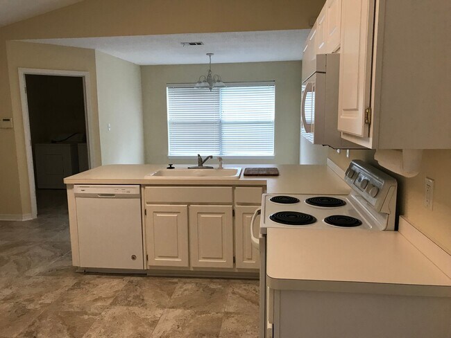 Building Photo - Great Bluewater Bay Location!