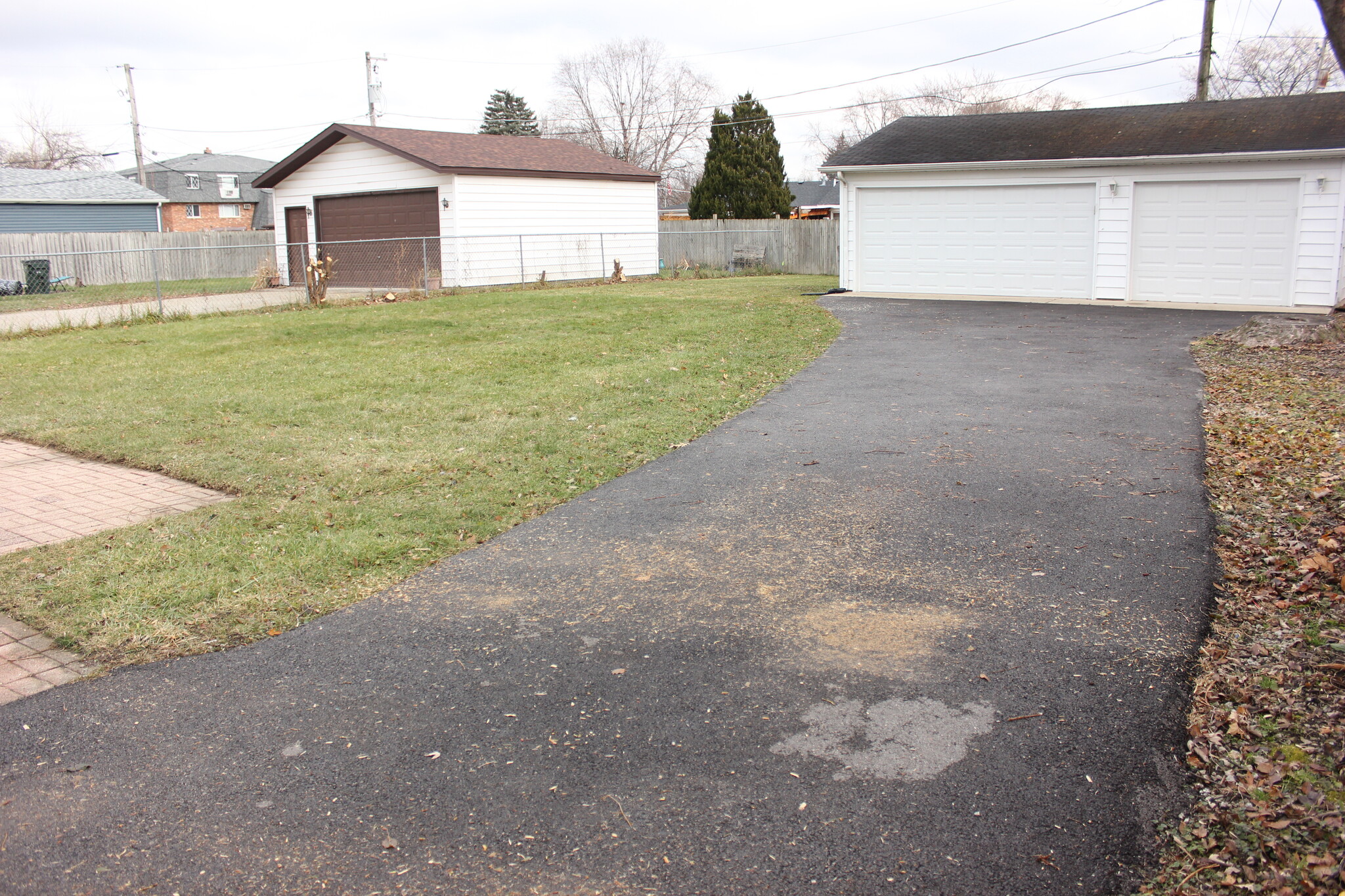 Driveway with 3 car garage - 17315 71st Ct