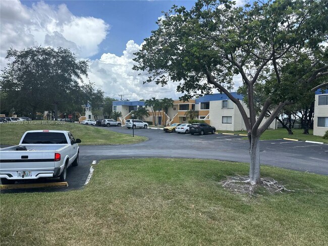 Building Photo - 185 Lakeview Dr