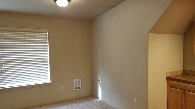 Building Photo - 1 Bed/1 Bath Unit with Garage - Near Old Mill District