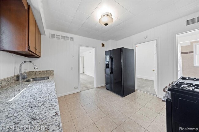 Building Photo - 842 E 10 Mile Rd