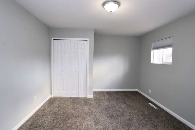 Building Photo - Spacious 5-Bed Gem with Finished Basement ...