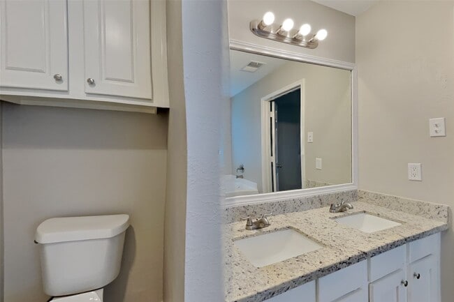 Building Photo - 8831 Aberdeen Oaks Dr