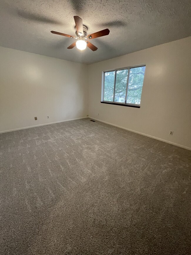 Building Photo - 2177 Woodleaf Ct