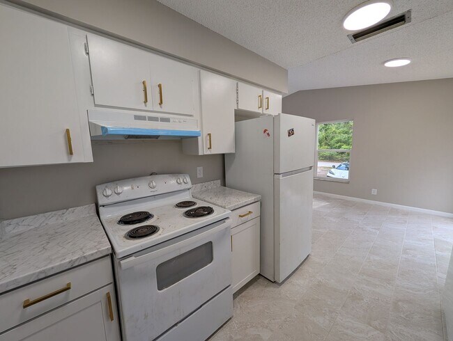 Building Photo - Updated 2 bedroom, 1 bath duplex apartment with inside laundry in beautiful Silver Springs