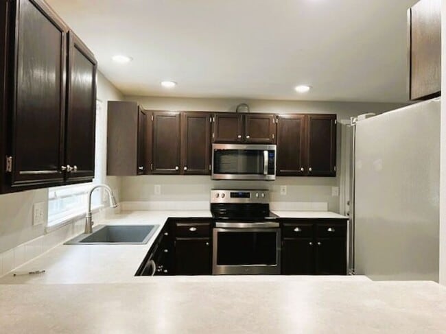 Building Photo - 19420 Valley View Dr