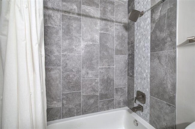 Building Photo - 3410 Holliglen Dr
