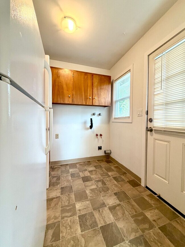 Building Photo - 6125 S Hood Ave